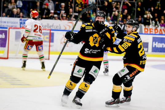 Skellefteås Martin Lundberg och Erik Forssell jublar