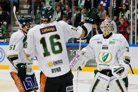 Färjestads Rickard Wallin och Johan Ryno firar med