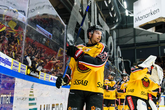 Luleås Brendan Mikkelson firar segern framför ståplats