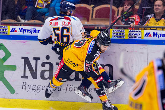 Luleås Jacob Lagacé tacklar Djurgårdens Robin Norell