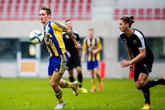Eskilsminnes Christoffer Levi med bollen