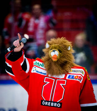 Örebros målvakt Julius Hudacek utklädd till ett djur