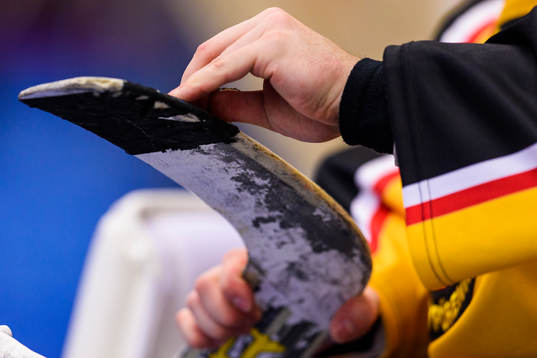 Luleås målvakt Daniel Larsson förbereder sin