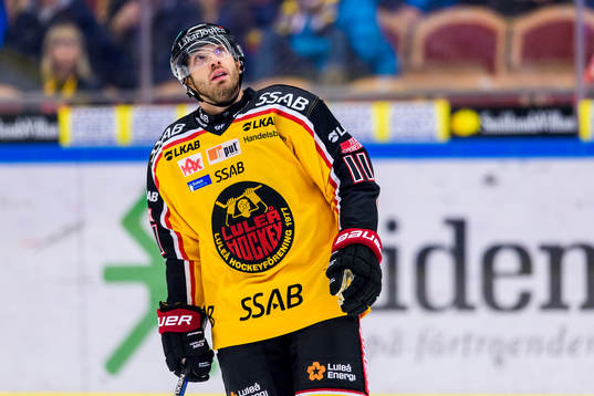 Luleås Jacob Micflikier tittar upp mot mediakuben