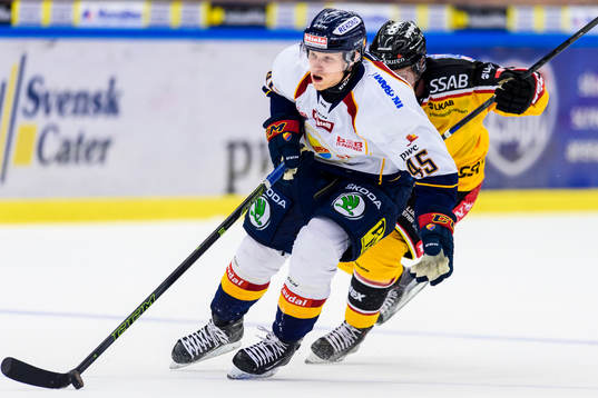 Djurgårdens Alexander Falk med pucken