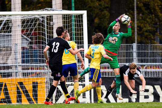 Eskilsminnes målvakt Måns Lagmark räddar