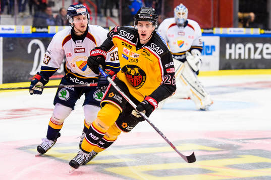 Djurgårdens Linus Hultström och Luleås Peter Cehlarik