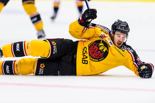 Luleås Brendan Mikkelson ligger på isen