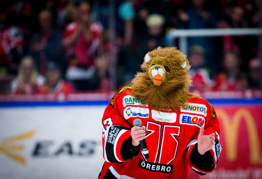 Örebros målvakt Julius Hudacek utklädd till ett djur