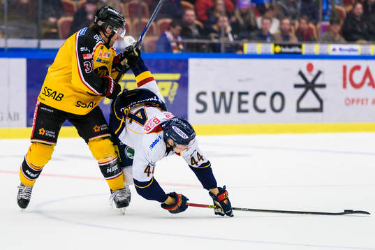Luleås Jonathan Granström välter omkull Djurgårdens