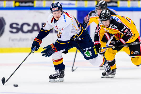 Djurgårdens Alexander Falk med pucken