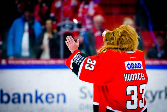 Örebros målvakt Julius Hudacek med lejonhuvud