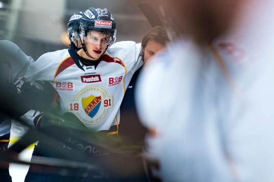 Djurgårdens Robin Alvarez får hjälp att ta sig av planen