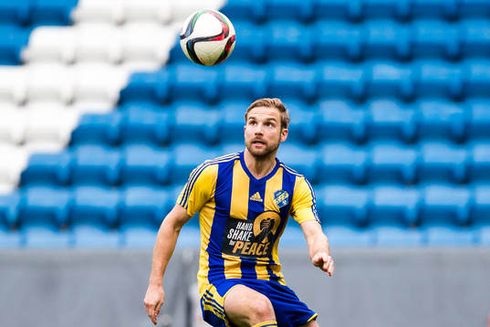 Eskilsminnes Emil Åberg med ögonen på bollen