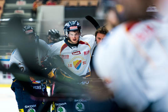 Djurgårdens Robin Alvarez får hjälp att ta sig av planen