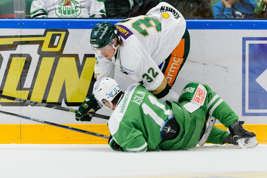 Rögles David Åslin mot Färjestads Magnus Nygren