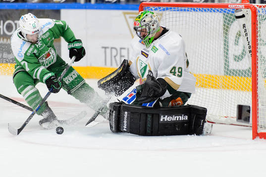 Rögles Taylor Matson och Färjestads Färjestads målvakt