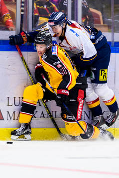 Luleås Emil Sylvegård tacklar Djurgårdens Lukas Vejdemo