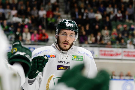 Färjestads John Persson firar med båset