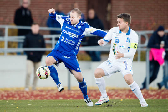 Luleås Tomas Eriksson i kamp om bollen med Akropolis