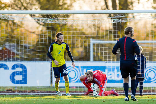 Ängelholms målvakt Oscar Berglund räddar