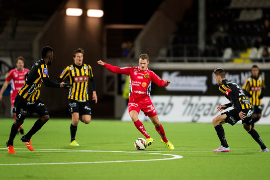 Elfsborgs Viktor Claesson går förbi Häckens Jasmin Sudic