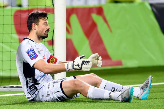Elfsborgs målvakt Kevin Stuhr Ellegaard deppar