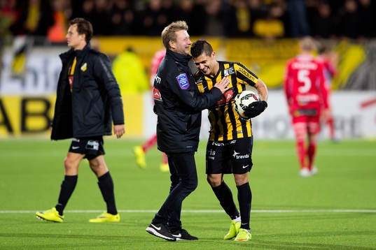 Häckens tränare Peter Gerhardsson kramar om Paulo de