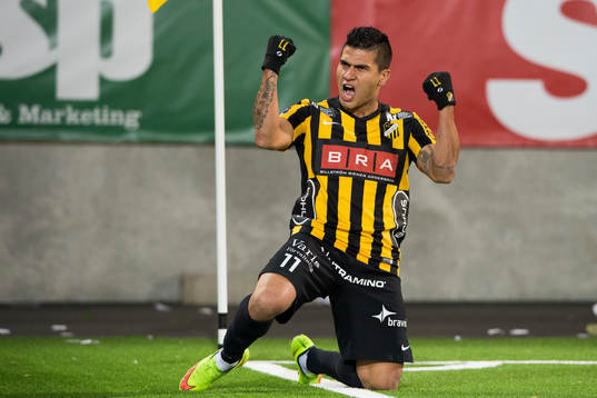 Häckens Paulo de Oliveira jublar