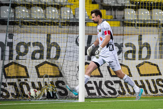 Elfsborgs målvakt Kevin Stuhr Ellegaard får hämta ut