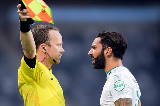 Linjedomaren får en utskällning av Hammarbys Stefan Batan