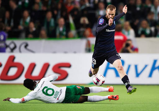 Hammarbys Joseph Aidoo glidtacklar och stoppar Malmös Jo