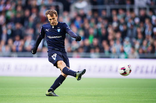 Malmös Magnus Wolff Eikrem skjuter ett skott