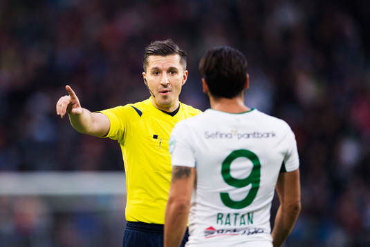 Domare Bojan Pandzic tillrättavisar Hammarbys Stefan Batan