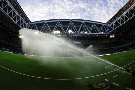 En vattensprinkler vattnar konstgräset