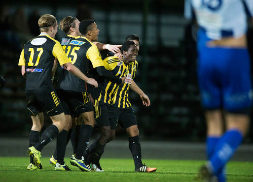 IFK Hässleholms 4-målsskytten Mamudu Moro jublar i