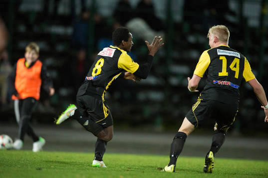 IFK Hässleholms 4-målsskytten Mamudu Moro jublar i