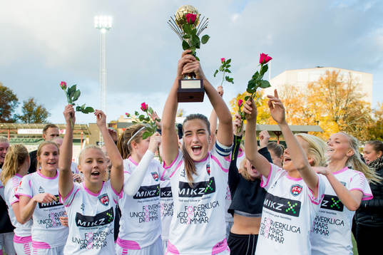 Rosengårds lagkapten Edina Filekovic höjer pokalen