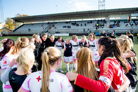 Rosengårds spelare samlas