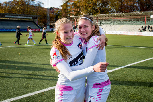 Rosengårds Hanna Lundell och Linnea Svensson firar