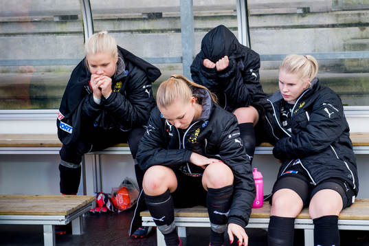 Umeås spelare deppar på bänken