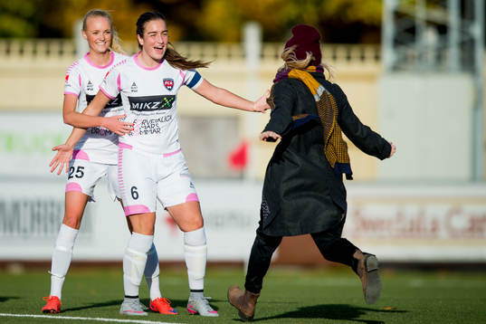 Rosengårds Emma Pennsäter och lagkapten Edina Filekovic