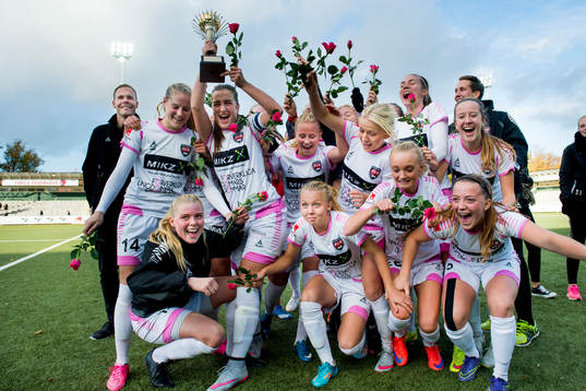 Rosengårds lagkapten Edina Filekovic med pokalen