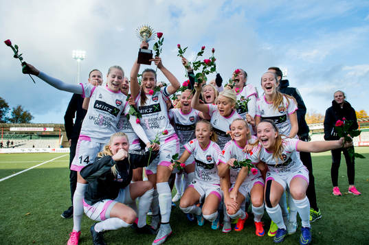 Rosengårds lagkapten Edina Filekovic med pokalen