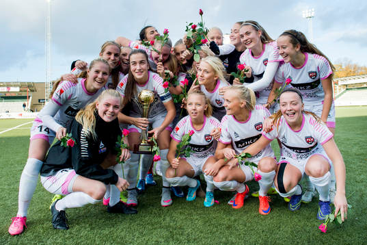 Rosengårds spelare firar med pokalen