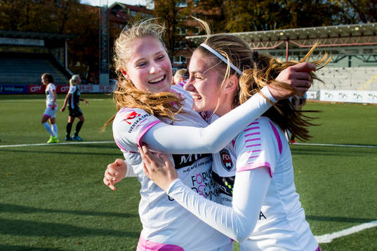 Rosengårds Hanna Lundell och Linnea Svensson firar