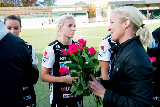 Victoria Sandell Svensson delar ut priser