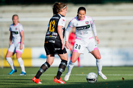 Rosengårds Malin Gunnarsson bevakar Umeås Maya Hulinder