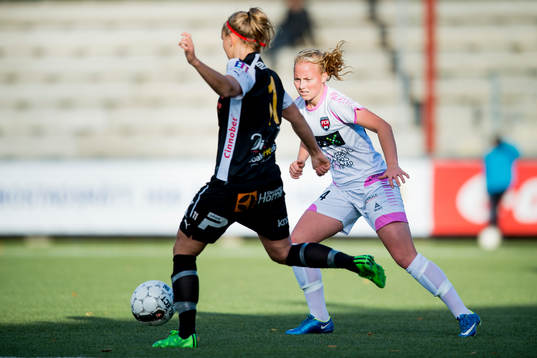Umeås Selina Henriksson bevakas av Rosengårds Linnea