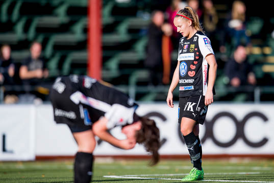 Umeås Selina Henriksson (th) deppar